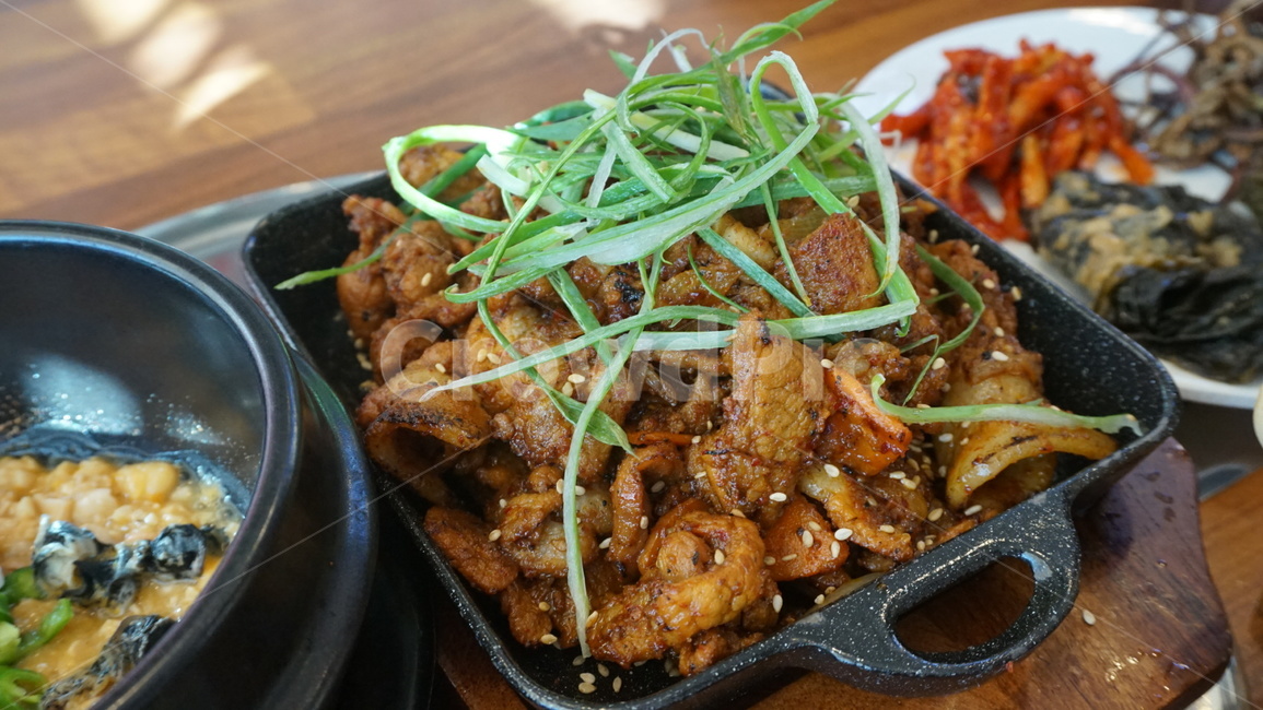 제육볶음,한국음식,돼지고기,점심식사,돼지고기볶음,회식,저녁식사,한식,음식,food,식재료,저녁,식사,요리,음식,식재료,요리,food,cook,meal,dishes,food reserves