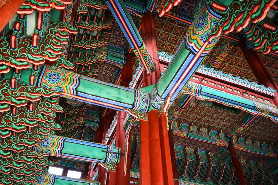 궁,궁궐,궁전,내부,실내,천장,화려한,장식,데코레이션,데코,건축,고건축,오래된,왕궁,한국,전통,문화,전통문화,건축양식,페인트,색,색칠,녹색,빨간색,노란색,청록색,초록색,기둥,보,나무,목구조,건물,튼튼한,세월,배경,백그라운드,한국전통,한국문화,korean traditional,korean culture,건축물,건물외관,exterior,building,structure,architecture,construction