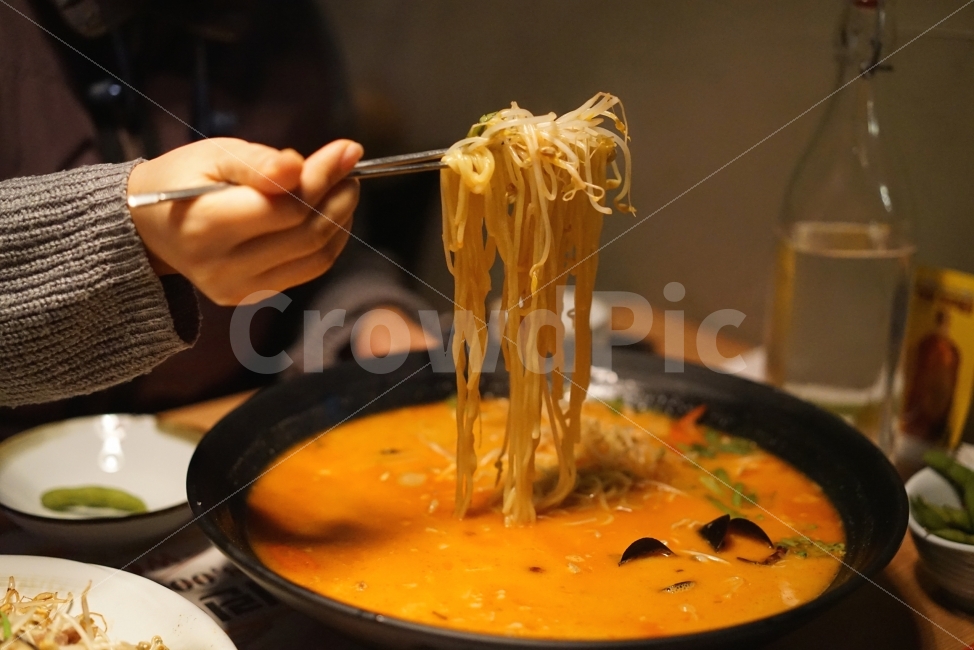 면,짬뽕,국물,안주,이자카야,이자까야,먹방,술안주,국물요리,얼큰,매콤,면요리,요리,사람,인물,인간,human,person,신체일부,몸,body,음식,식재료,요리,food,cook,meal,dishes,food reserves,면류,면요리,noodles,일식,일본음식,일본요리,Japanese food,Japanese dishes,Japanese meal,Japanese cook