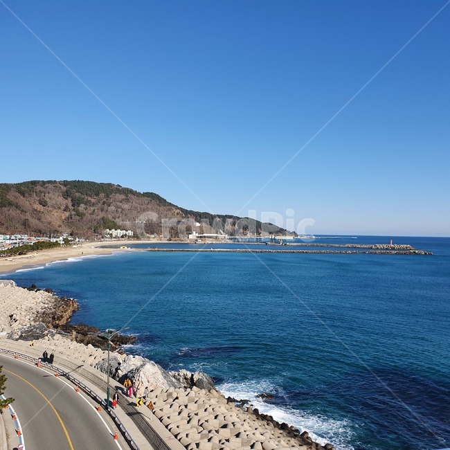 바다,sea,바위,파도,동해,푸른바다,하늘,해안가,방파제,해안도로,자연,nature,해변,모래사장,promontory,곶,도로,road