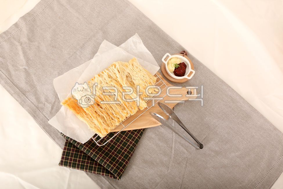 Beer snacks,mayonnaise,snack,Peanut Butter Squid,Butter Squid,squid stew,tongs,chili pepper paste,food,dried fish,Butter Squid Stew,Plating