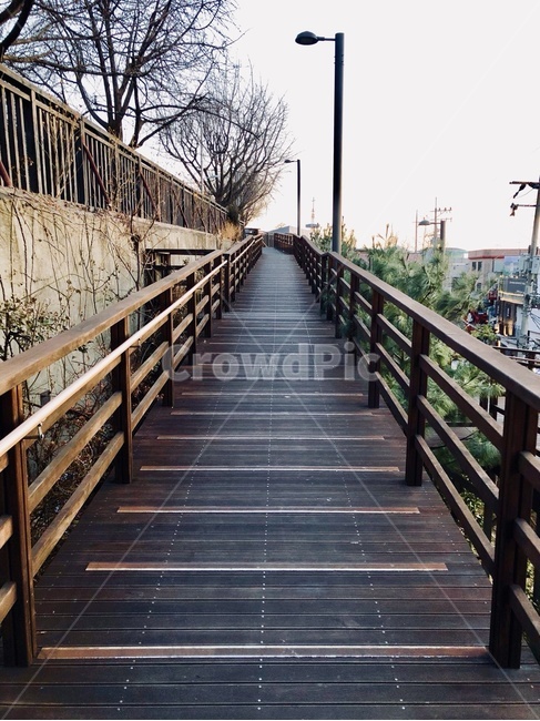 오르막길,내리막길,산책로,가로등,하늘,경사로,자연,풍경,nature,landscape,handrail,난간,banister,railing,staircase,계단,boardwalk,bridge,다리,building,건물