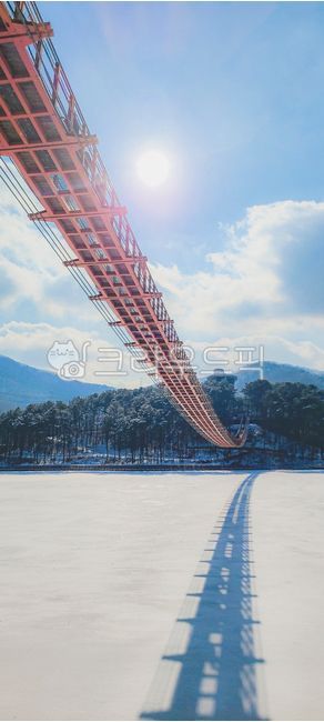 Majang Lake,Majangji,Majang Reservoir,Majang Lake,Lakeside Road,Trail,Tracking,Lake,Snow Scenery,Winter Lake,Ice Lake,Snow Mountain,Winter Mountain,Snow-covered Mountain,Frozen Lake,Swinging Bridge,Cloud Bridge,Majang Lake Swinging Bridge