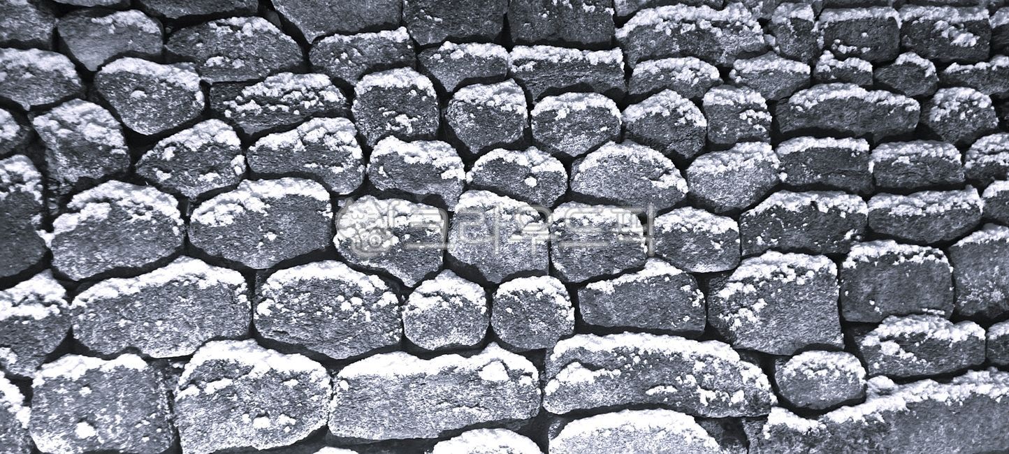 Winter image,black and white background,stone wall,fence,wall,snow,winter,cold,wall,rock,rock,black and white,black and white background,cold,secluded,heavy,affectionate,object,emotion,emotion photo,atmosphere,atmospheric,winter land