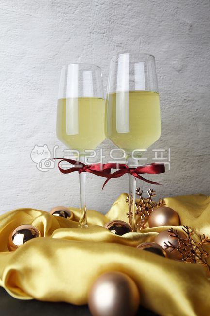yearend party,simple,liquor,champagne glass,sparkling,gold,red,ball,ornament,Christmas background,Ribbon,party space,copy space,champagne,wineglass,decoration,alcohol,silk,wine glass,glass,festival,restaurant,empty glass,christmas,dinner,drink,2,backgroun