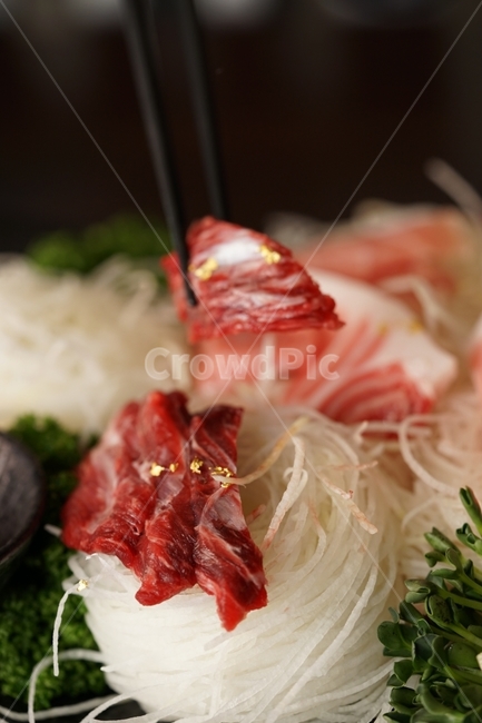 참치,회,참치회,식감,생선,안주,안줏거리,술안주,소주안주,술자리,레드,색감,빨강,음식,푸드,fish,횟감,식사,모임,음식,식재료,요리,food,cook,meal,dishes,food reserves,수산물,해산물,fishery products,seafood