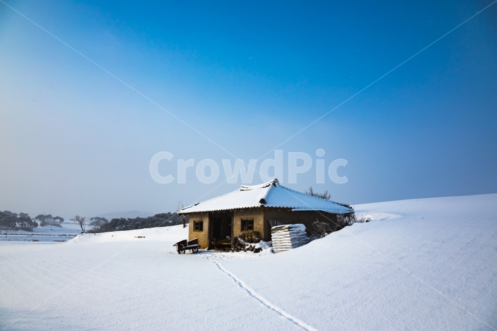 눈,폭셜,겨울,자연,풍경,파란하늘,초가집,시골,농촌,겨울,계절,winter,season,자연,풍경,nature,landscape,시골,마을,country,rural,town,housing,주택,building,건물,outdoors,옥외