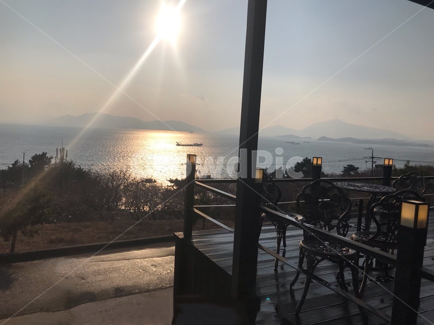sunset,바다,풍경,발코니,바닷가,수평선,해질녘,자연,풍경,nature,landscape,flare,플레어,light,빛,handrail,난간,banister