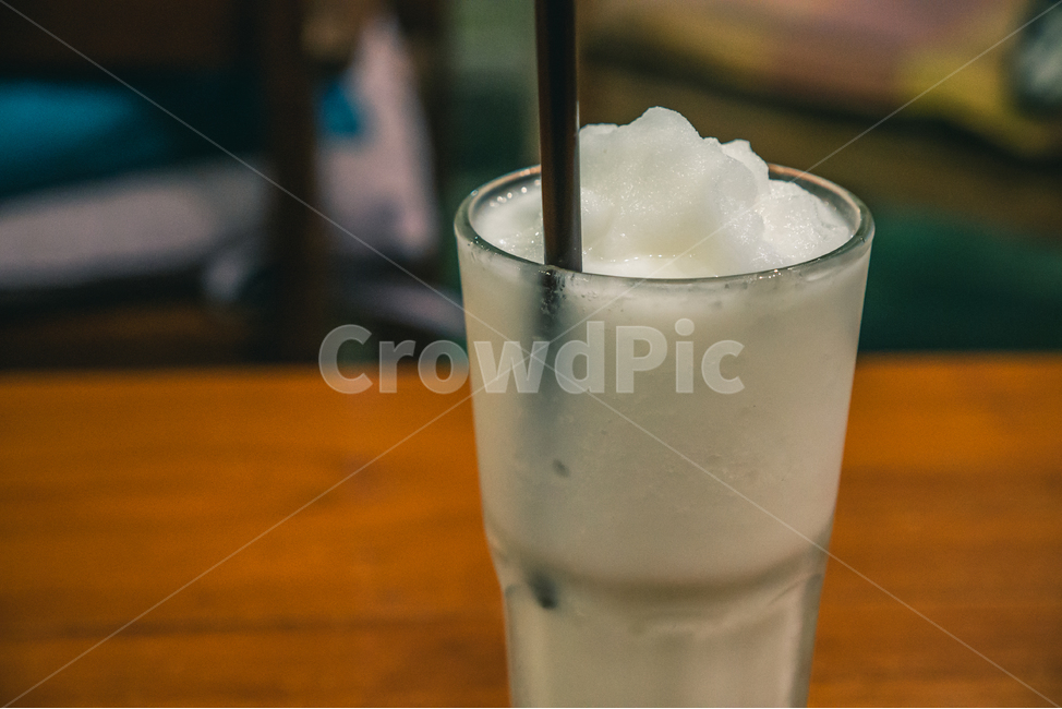 코코넛,쉐이크,코코넛쉐이크,카페,시원한,달콤한,cold,shake,나무테이블,하얀색,디저트,빨대,컵,음료,여름음료,음료수,drink,beverage