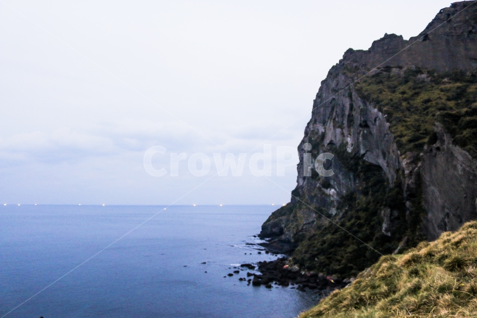 제주도,제주,서귀포,성산,일출봉,성산일출봉,바다,산,자연,풍경,nature,landscape,한국자연풍경,한국자연경관,korea nature landscape,제주도,jeju,jeju island,outdoors,옥외,cliff,낭떠러지,promontory,곶,land,땅,sea,ocean,대양,water,물