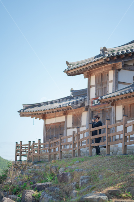 정자,사원,들판,지붕,사람,human,인간,기와,건물,건축물,가을,풀,맑음,사진작가,인물,풍경,야외,옥외,자연