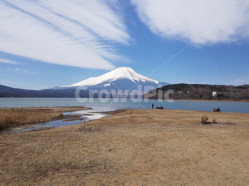 후지산,후지산야마나카호,눈덮힌후지산,후지산호수,겨울후지산,맑은후지산,일본,일본산,후지산구름,후지산눈,눈,산,호수,물,맑은하늘,구름,파란하늘,하늘,물가,겨울산