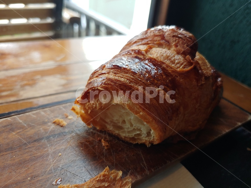 크로아상,빵,베이커리,맛있는,바삭한,카페,커피,음식,나무,트레이,갈색,신선한,croissant,bread,bakery,bun,cafe,withcoffee,tray,yummy,delicous,crispy,brown,meal,breakfast,lunch,dessert,디저트,브런치,brunch