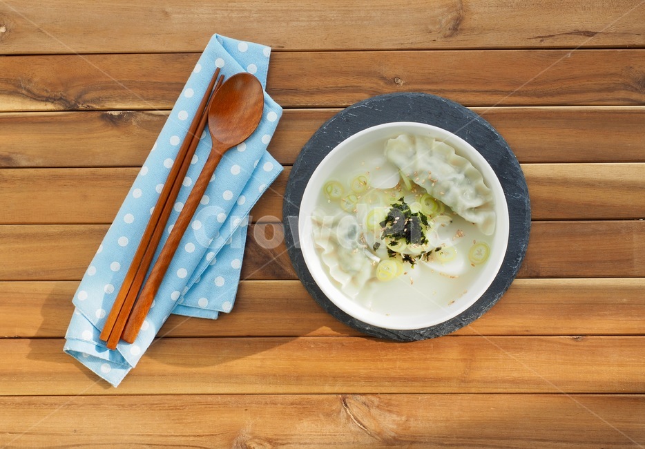 한국음식,떡국,떡만두국,만두국,식품,한식,한국문화,한국,배경,음식문화,웰빙,문화,아시아,아시아음식,접시,전통,설날,추석,음식,추석음식,설날음식,명절,명절음식,koreanfood,korea,koreanculture,food,background,foodculture,wellbeing,culture,asia,asianfood,dish,tradition,bowl,사발,음식,식재료,요리,food,cook,meal,dishes,food reserves,한식,한국음식,한국요리,korean food,korean dishes,korean meal,korean cook