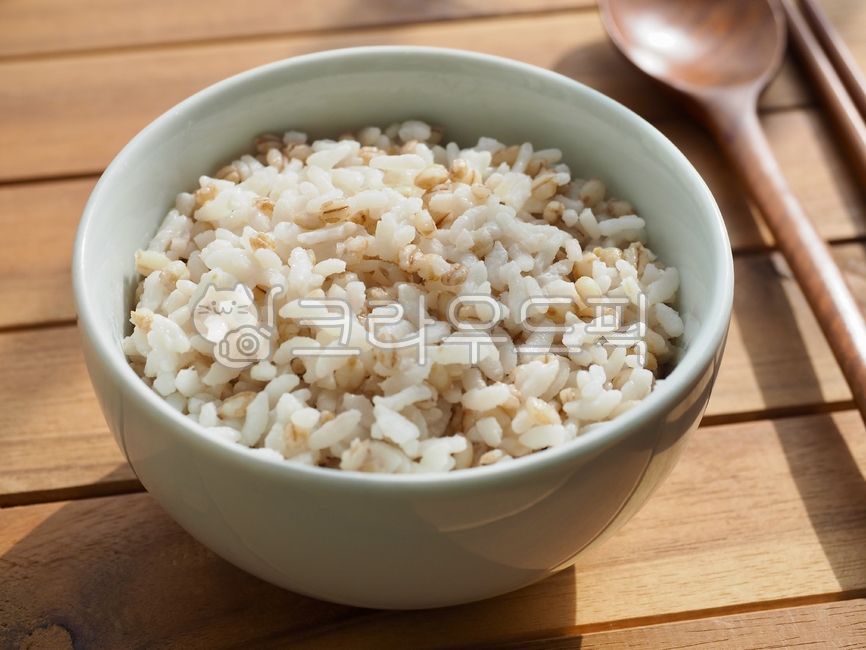 보리밥,밥,쌀,아시아음식,한국음식,아시아,koreanfood,배경,음식,식사,barleyrice,rice,asianfood,asia,background,food,meal,흰색,웰빙,웰빙음식,도자기그릇,white,wellbeing,wellbeingfood,porcelainbowl,곡식,탄수화물,grain,carbohydrate