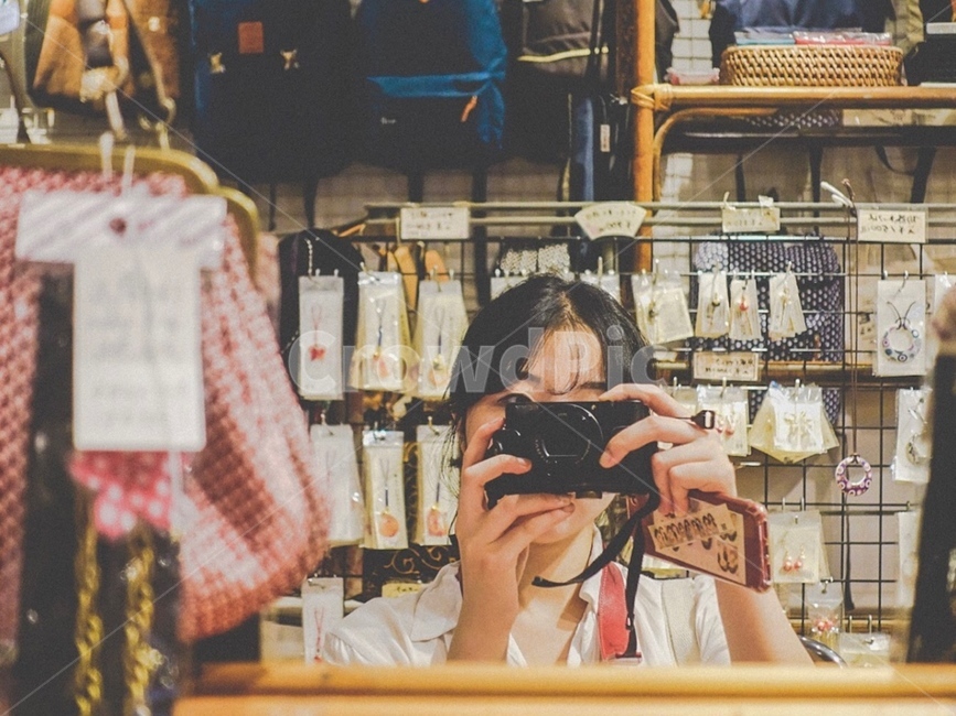 인물,카메라,상점,감성,인물사진,여자,소녀,노랑,색감,camera,alone,shop,lady,girl,yellow,사람,인물,인간,human,person,여성,여자,woman,female,lady,사진작가,포토그래퍼,photographer