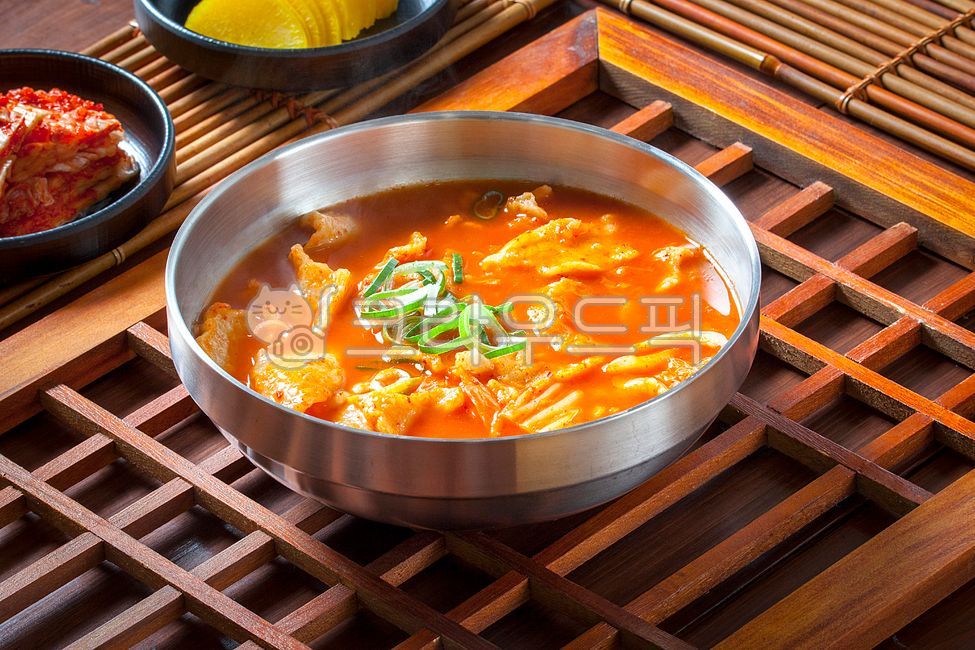 수제비,김치,김치수제비,얼큰수제비,점심,식사,점심식사,별미,한국음식점,요리,밀가루,밀가루요리,한국요리,음식점,한식,전통음식,민속음식,간편식,대파,밀가루음식,식당,food,음식,그릇,식재료,국물,문살