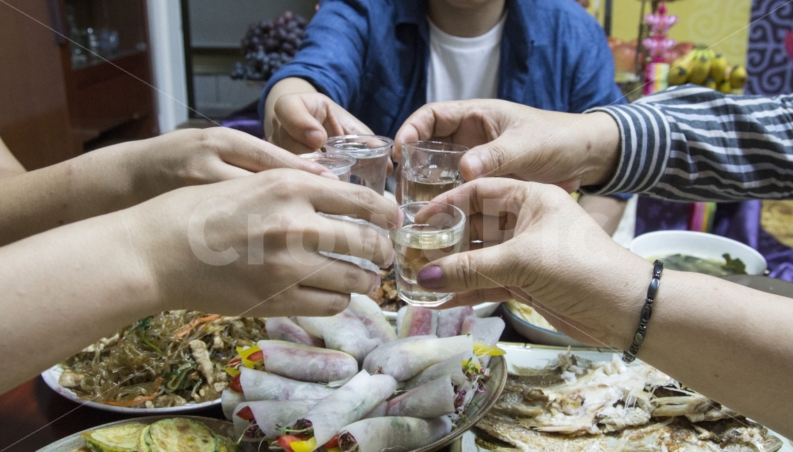 건배,회식,명절,가족,술,기념,기념일,추석,설날,가족회식,사람,인물,인간,human,person,술,주류,alcohol,연출,컨셉,콘셉,direction,concept