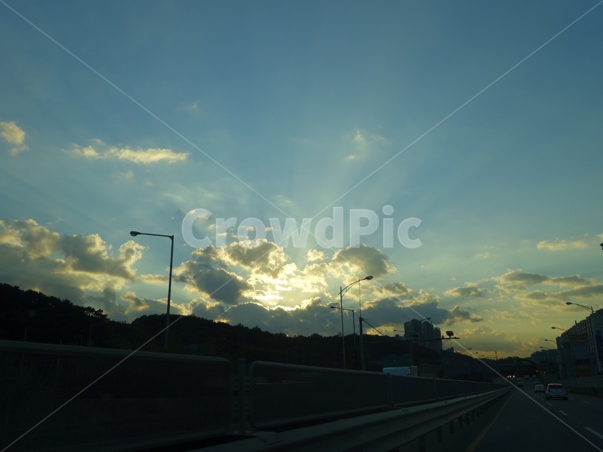 하늘,구름,맑은하늘,태양,미세먼지,교통,교통수단,traffic,transportation