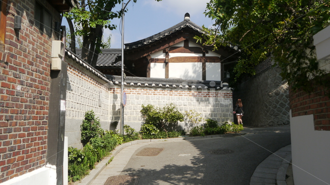 인사동,북촌한옥마을,한옥마을,기와집,한옥,골목길,alley,한국전통,한국문화,korean traditional,korean culture,사람,인물,인간,human,person,여성,여자,woman,female,lady,건축물,건물외관,exterior,building,structure,architecture,construction,flagstone,판석
