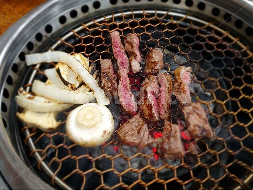 food,음식,bbq,바베큐,소고기,한우,beaf,불판,고기,버섯,mushroom,양파,dish,요리,음식,식재료,요리,food,cook,meal,dishes,food reserves,육류,고기,meat