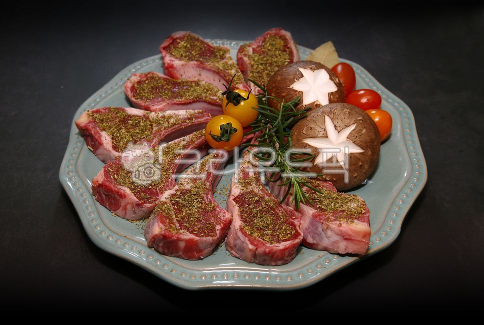 도마,양,고기부위,주메뉴,로즈메리,로즈마리,음식재료,양갈비,생고기,허브,양고기,정육,채소,뼈,날것,육류,요리,프렌치렉,고기,쯔란,음식,방울토마토,접시,버섯,마리네이드,양념,음식,식재료,요리,food,cook,meal,dishes,food reserves,육류,고기,meat