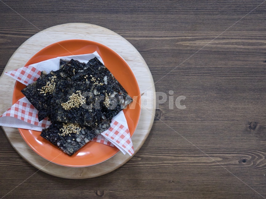 biscuits,Seaweed bugak,seaweed snacks,seaweed,crackers,seaweed crackers,cookies,food,sesame seeds,wellness,Korean food,Asian food,snacks,black food,Korea