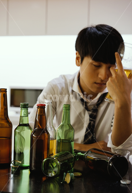 남성,남자,술,음주,과음,숙취,알콜,소주,맥주,비어,술병,술잔,근심,고민,사람,인물,인간,human,person,남성,남자,man,male,술,주류,alcohol