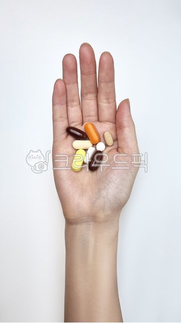 treatment,pharmaceutical,medical,capsule,abuse,palm,antipyretic analgesic,pill,digestive medicine,healing,nutritional supplement,fever reducer,hand,illness,overdose,disease,addiction,health,functional food,medicine,medication,western medicine,prescription