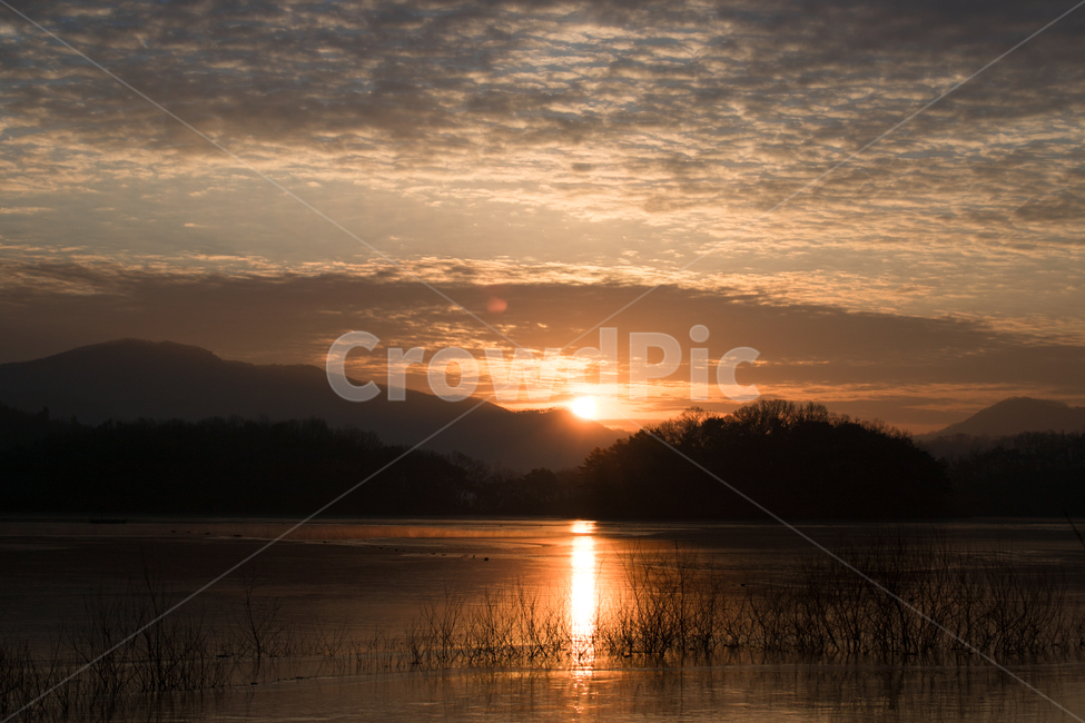 일출,햇살,새해,반영,자연,호수,저수지,구름,해돋이,석양,태양,자연,풍경,nature,landscape,한국자연풍경,한국자연경관,korea nature landscape,outdoors,옥외,sunlight,햇빛