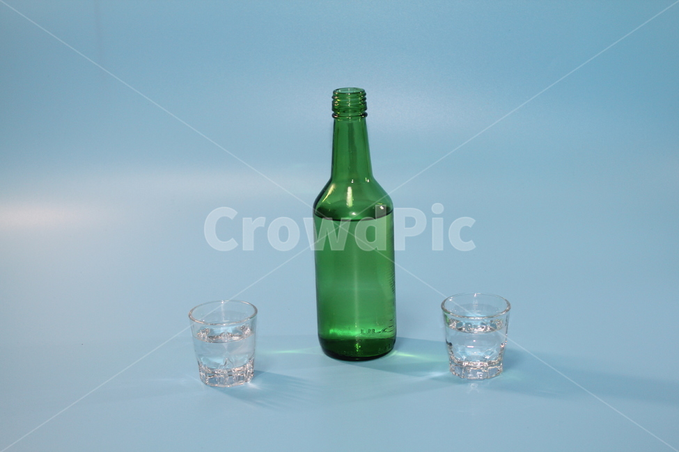 소주,술,소주병,술잔,소주잔,알콜,음주,술,주류,alcohol,사물,물건,오브젝트,thing,object,matter,연출,컨셉,콘셉,direction,concept