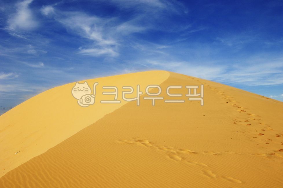베트남무이네,화이트샌듄,모래언덕,사막,모래,경관,건조한,고개,더위,네이처,하늘