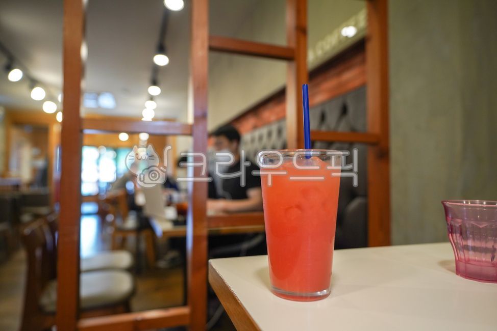 쥬스,에이드,음료,마실거리,먹거리,후식,디저트,색감,액체,컵,유리,drink,person,사람,human,인간