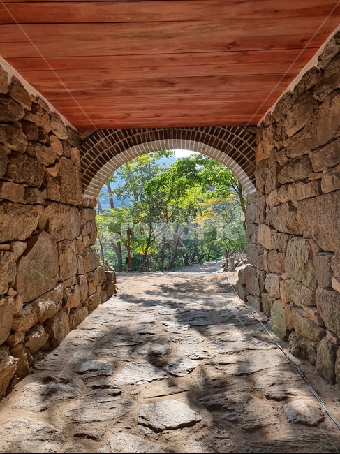 walkway,보도,통로,path,flagstone,판석,강화도,성문,gate,fortress,성,나무,tree,석벽,stone,한국전통,koreantraditional,건축,structure,건물,건축물,architecture,한국문화,koreanculture,kculture