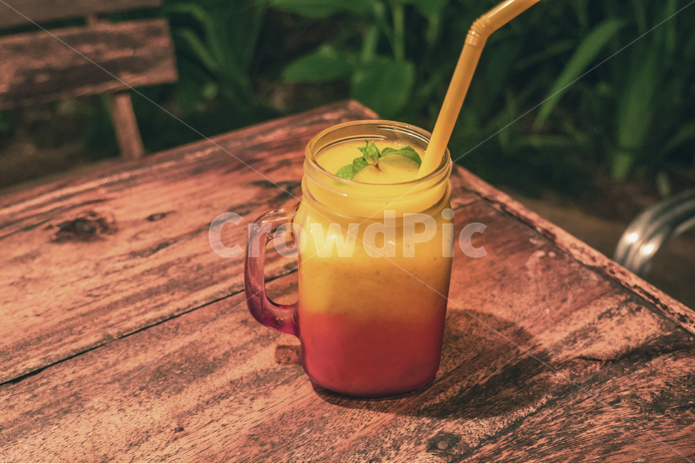 망고,민트,스무디,망고스무디,시원한,여름,cold,cool,summer,망고민트,주스,망고주스,민트스무디,투톤음료,나무,테이블,빨대,망고민트스무디,건강한,음료,여름,계절,summer,season,음료수,drink,beverage,감성,sensible,feeling,색깔,색상,색채,색감,color sense,color sensitivity,feeling of color,마실 것,milk,우유,음주,lemonade,레몬 에이드