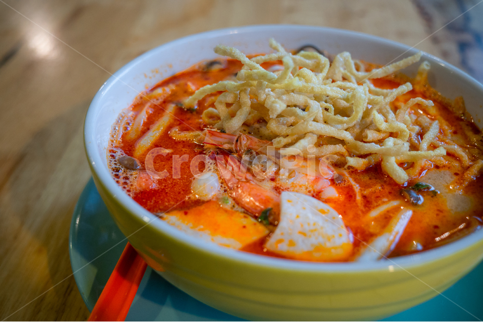 똠양꿍,태국음식,누들,국수,새우,매콤한,맛있는,새콤한,토마토,요리,레스토랑,나무,테이블,국물,태국전통음식,food,thailandfood,음식,식재료,요리,food,cook,meal,dishes,food reserves,면류,면요리,noodles
