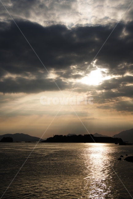 구름,하늘,빛내림,풍경,배경,사진,단독사진,디자인,소스,포토,사진자료,배경사진,백그라운드,자연,환경,실외,낮,아침,야외,자연,풍경,nature,landscape,light,빛,flare,플레어,outdoors,옥외,sunlight,햇빛