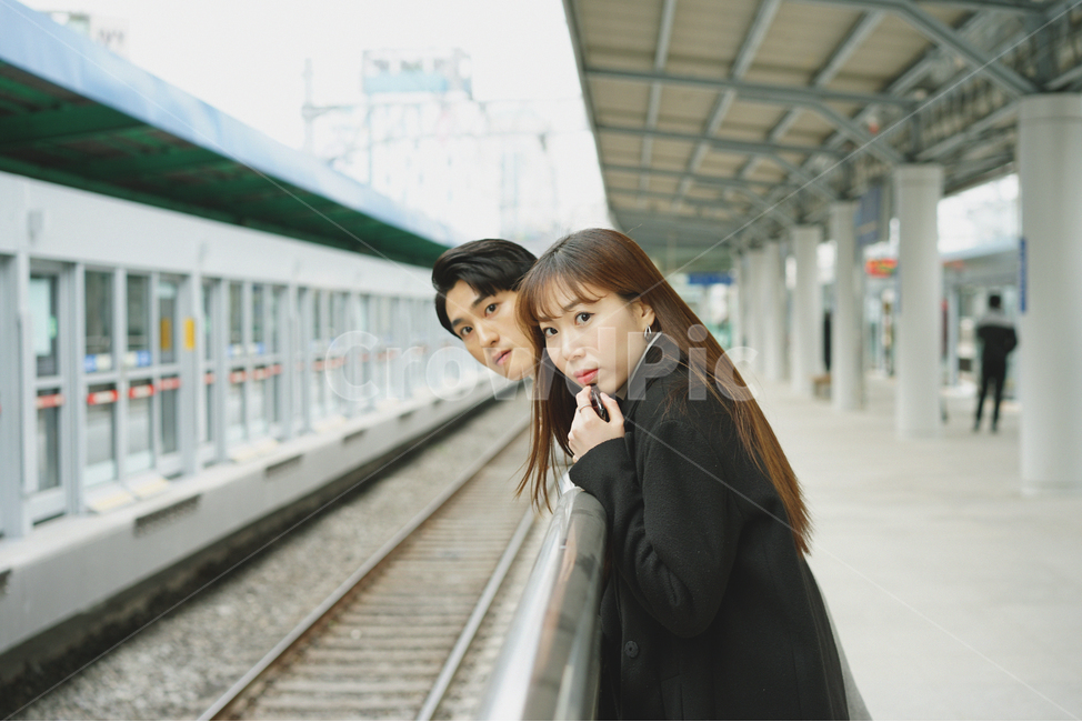 남녀,연인,커플,지하철,전철,기차,플랫폼,교통,대중교통,기다림,지하철역,사람,인물,인간,human,person,연인,커플,사랑,lover,couple,교통,교통수단,traffic,transportation