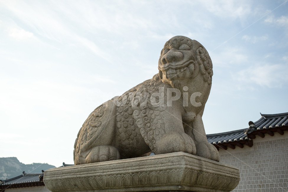 경복궁,광화문,해태,석상,하늘,구름,한국전통,한국문화,korean traditional,korean culture,조각상,동상,석상,조형물,statue,bronze statue,stone statue