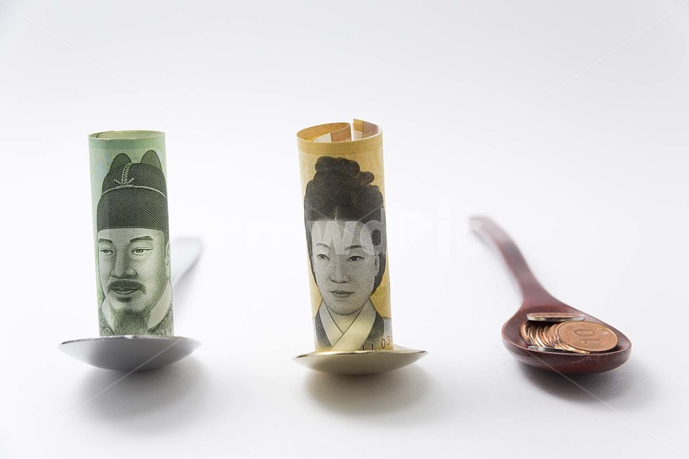 돈,금수저,권력,흙수저,한국,지폐,숟가락,동전,spoon,money,금융,돈,finance,banking,money,연출,컨셉,콘셉,direction,concept,누끼,remove background