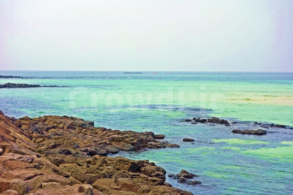 제주도,함덕서우봉해변,에메랄드,바다,현무암,푸른,흰,구름,하늘,제주,제주여행,제주도여행,여행,풍경,경치,자연,바위,돌,수평선,망망대해,자연,풍경,nature,landscape,제주도,jeju,jeju island,한국자연풍경,한국자연경관,korea nature landscape,promontory,곶