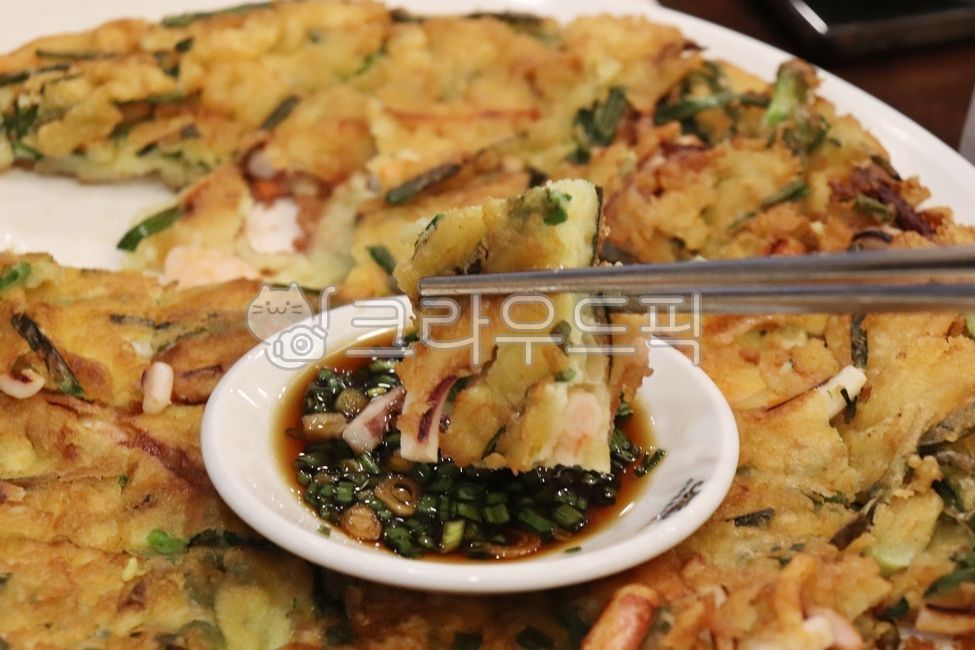 해물파전,파전,부침개,간장,젓가락,오징어파전,부추전,부추부침개,해물부추전,쪽파,요리,부추