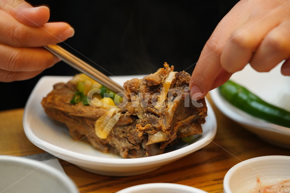 해장국,음식,식사,안주,먹방,한식,푸드,food,육식,육류,먹거리,사람,인물,인간,human,person,신체일부,몸,body,음식,식재료,요리,food,cook,meal,dishes,food reserves,육류,고기,meat,한식,한국음식,한국요리,korean food,korean dishes,korean meal,korean cook