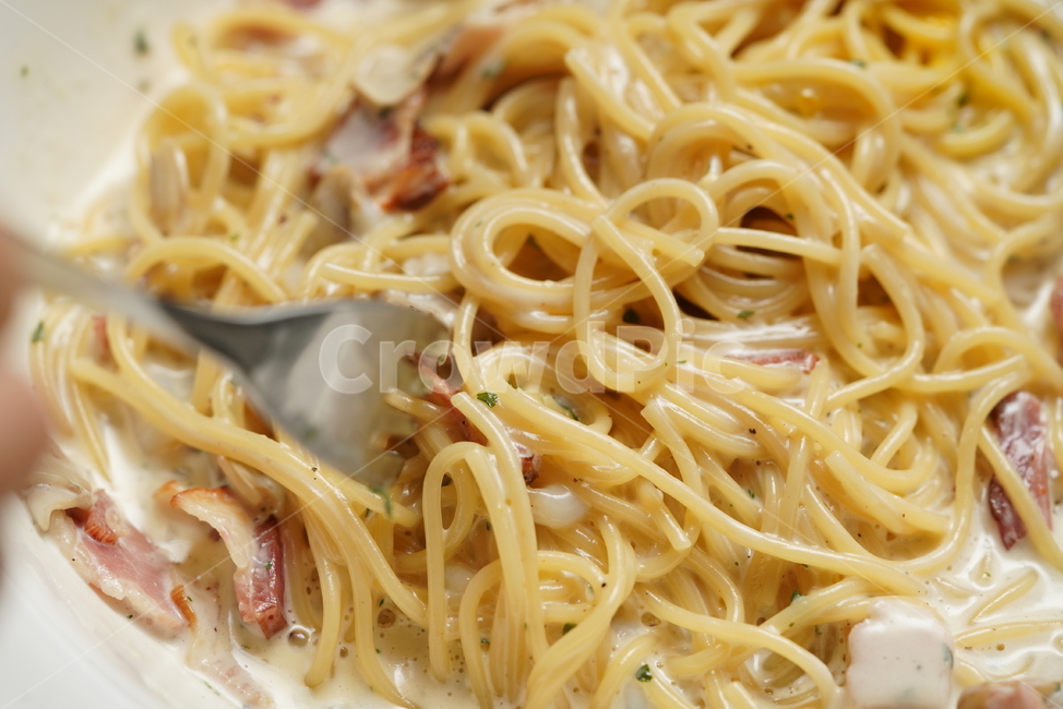 date,noodle dish,noodles,plate,cream,food,meal,pasta,eating out,Italy,carbonara,mukbang,western food