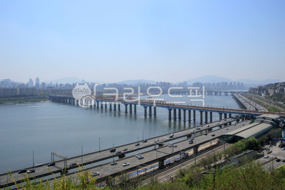 도시,중심지,도심,건물,고층건물,건축물,도시경관,물,워터프론트,사무실건물,도로,한강다리,다리,한강,강,차량,차,교통,city,metropolis,architecture,building,cityscape,water,waterfront,officebuilding,outdoors,road,옥외,자연,나무,식물,하늘