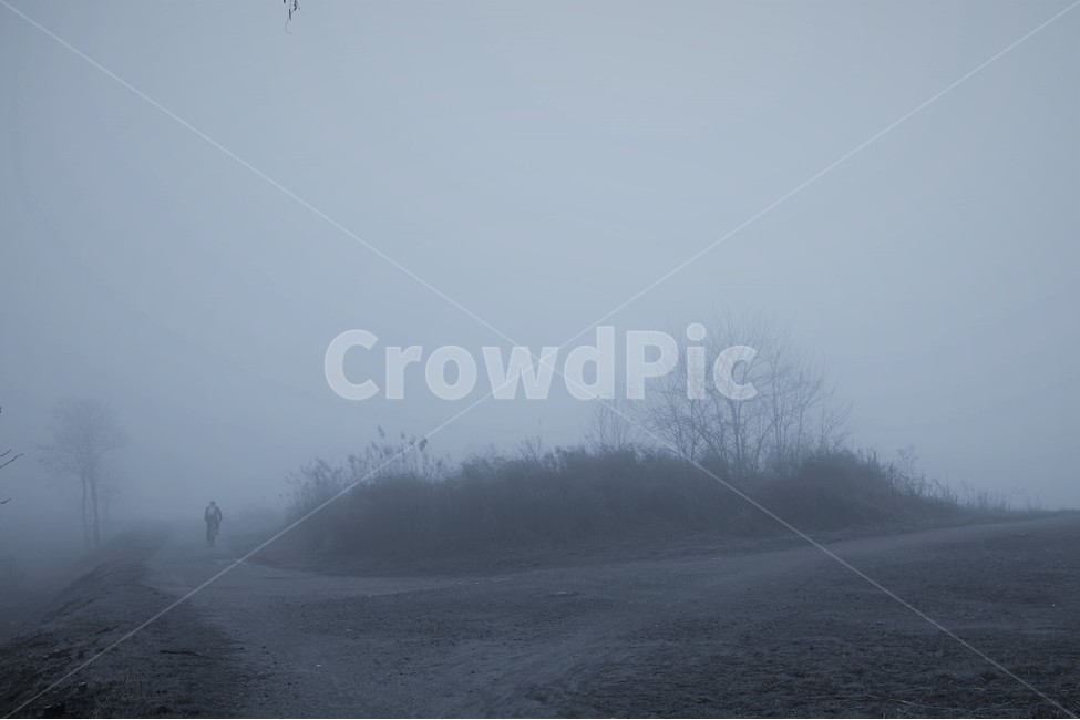 사람,안개,풍경,자전거,소래,갯골,자연,풍경,nature,landscape,사람,인물,인간,human,person,고독함,외로움,쓸쓸함,우울함,슬픔,lonely,solitary,흑백,모노톤,monochrome,black and white,leisure activities,레저 활동,adventure,모험,weather,날씨,fog