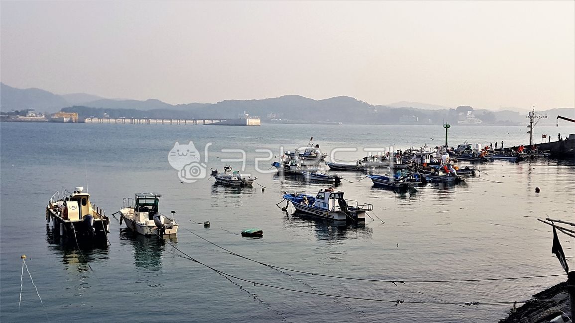 fishingcraft,line,harbor,ship,watercraft,fishing boat,anchoring,sea,buoy,fishing vessel,inner harbor,ferry,dock,dodge line,barge,fishing,quay,small boat,tong boat,water,transportation,horizon,coast,fishing village,fishing port,beach,fishingboat,bridge,moo