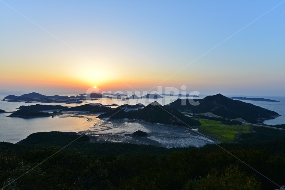 sea,바다,ocean,대양,water,물,shoreline,해안선,coast,연안,light,빛,flare,플레어,nature,자연,sunlight,햇빛,outdoors,옥외,dusk,황혼,sky,하늘,sunset,일몰,redsky,붉은하늘,scenery,풍경,군산,고군산군도,고군산군도일몰,해넘이,자연,풍경,nature,landscape