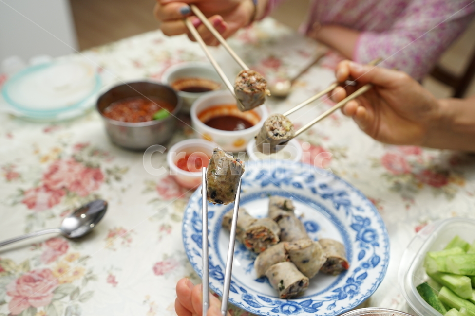 술안주,술자리,순대,한식,한국음식,한국요리,요리,먹방,돼지,찜요리,영양식,육류,음식,사람,인물,인간,human,person,신체일부,몸,body,음식,식재료,요리,food,cook,meal,dishes,food reserves,한식,한국음식,한국요리,korean food,korean dishes,korean meal,korean cook