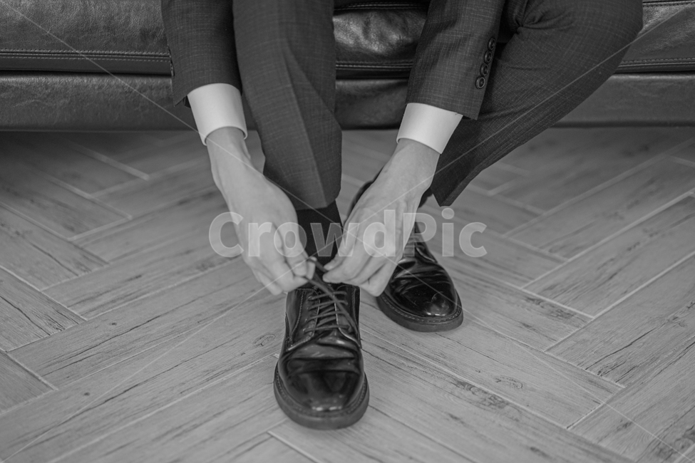 매듭,신발끈,정장구두,남성,남성화,신발,구두,하반신,발,패션,흑백,사람,인물,인간,human,person,남성,남자,man,male,패션스타일,의상,fashion,style